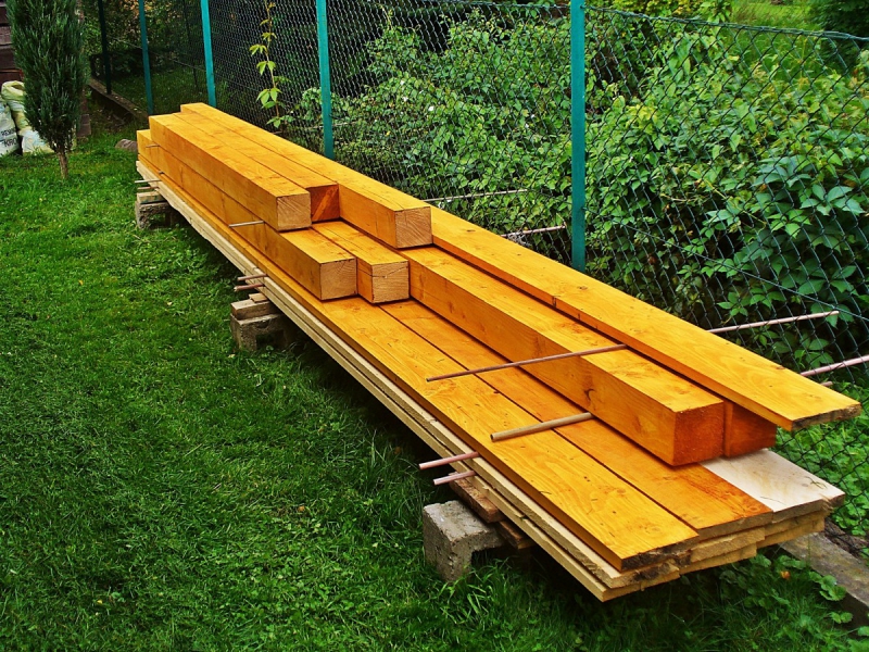 ebeniste-CARQUEIRANNE-min_boards_the_rafters_joinery_tree_painting_wood_colored_paint-871508