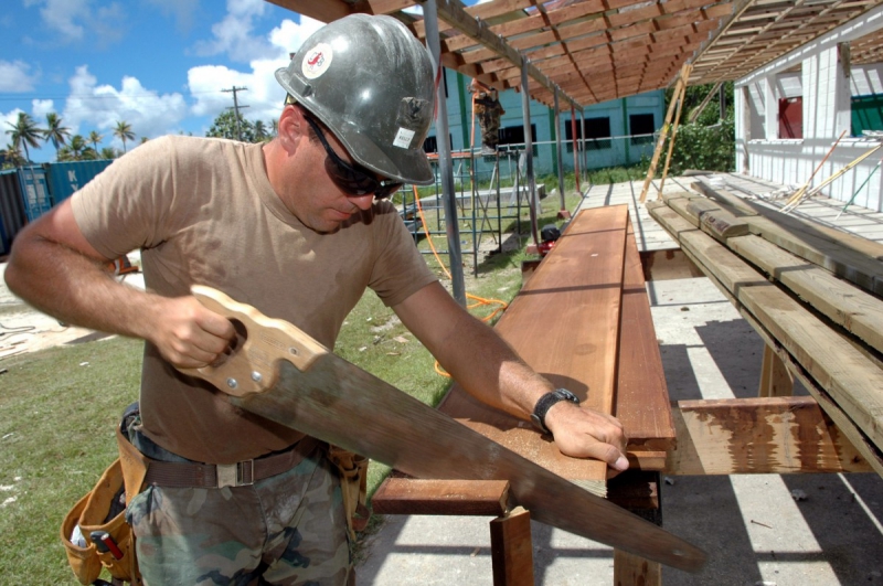 ebeniste-CARQUEIRANNE-min_worker_construction_building_carpenter_male_job_build_helmet-893290